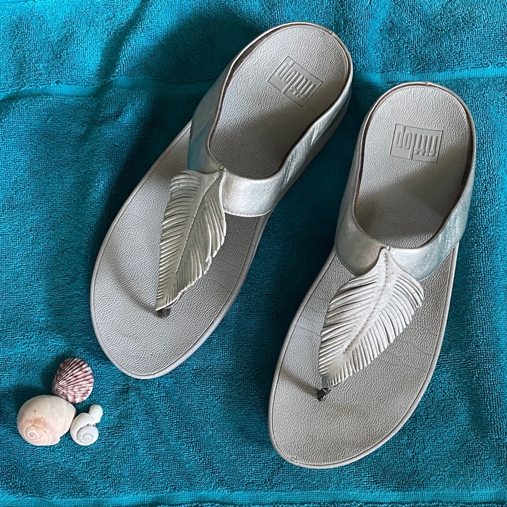 FitFlop Women's Metallic Silver Leaf Sandals